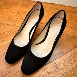 Classic Venise velvet heels